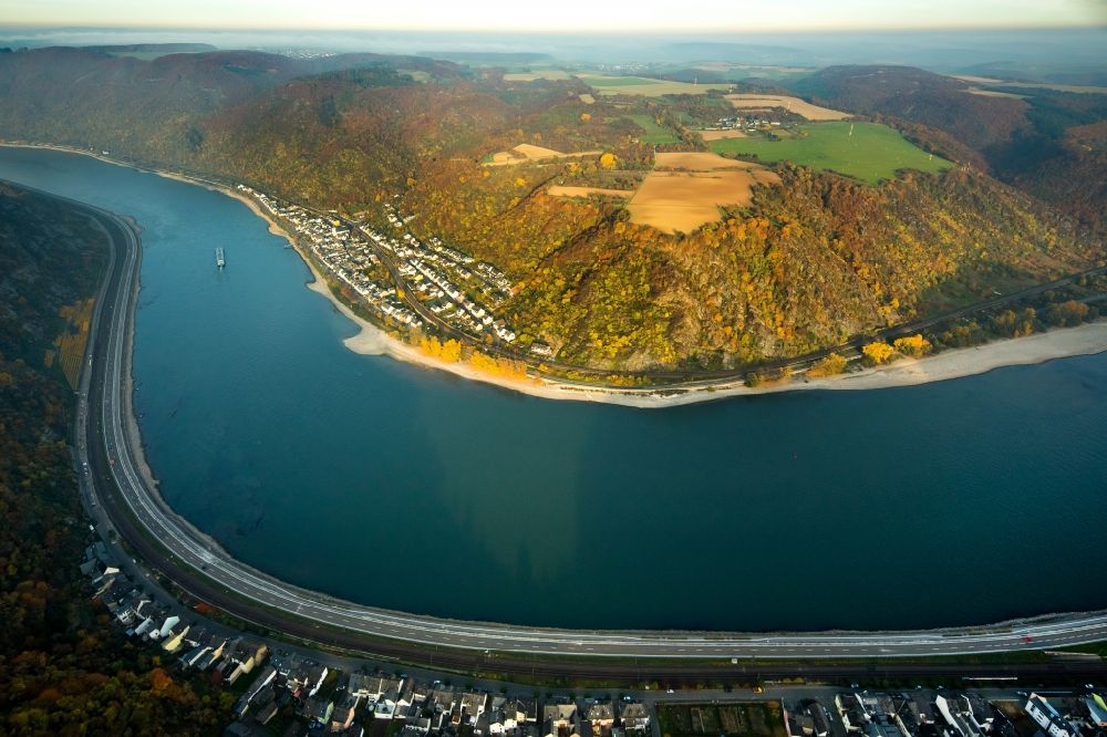 Luftbild Hirzenach Boppard - Ortskern am Uferbereich des Rhein - Flußverlaufes in Hirzenach Boppard im Bundesland Rheinland-Pfalz