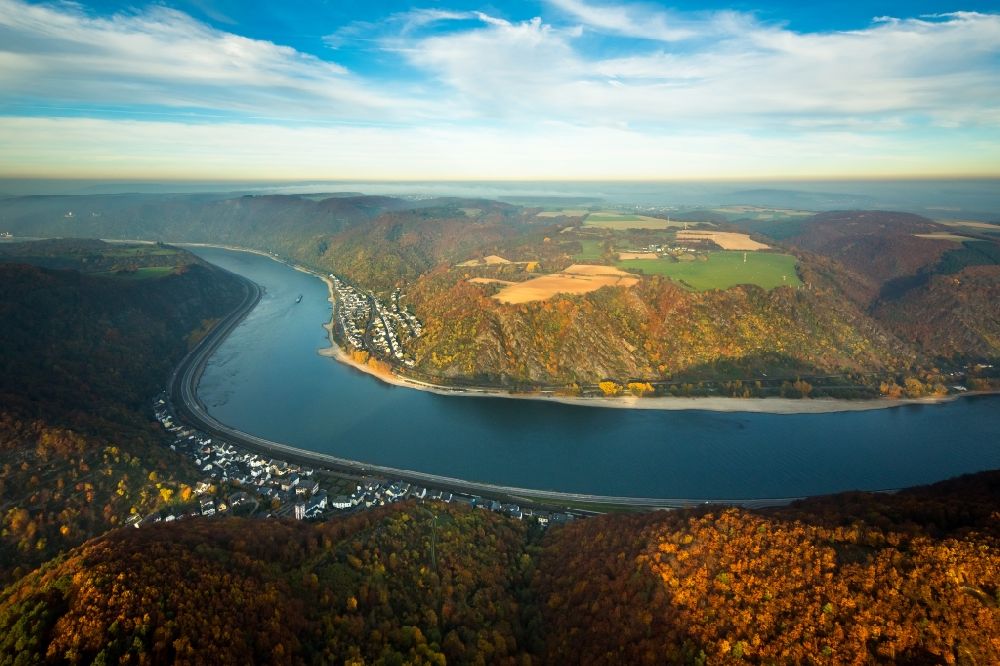 Luftaufnahme Hirzenach Boppard - Ortskern am Uferbereich des Rhein - Flußverlaufes in Hirzenach Boppard im Bundesland Rheinland-Pfalz