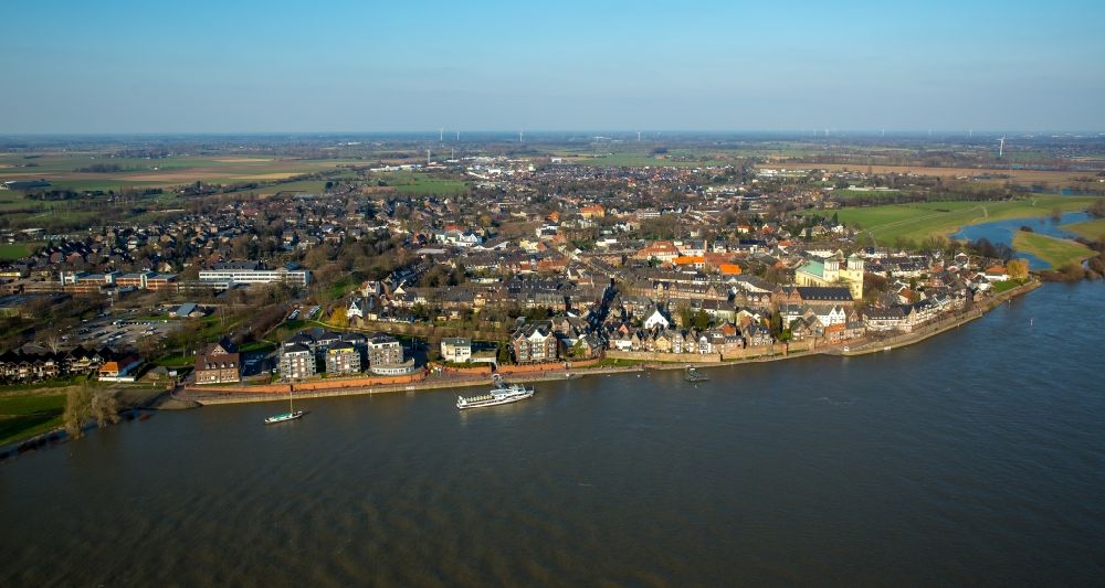 Luftbild Rees - Ortskern am Uferbereich des Rhein - Flußverlaufes in Rees im Bundesland Nordrhein-Westfalen
