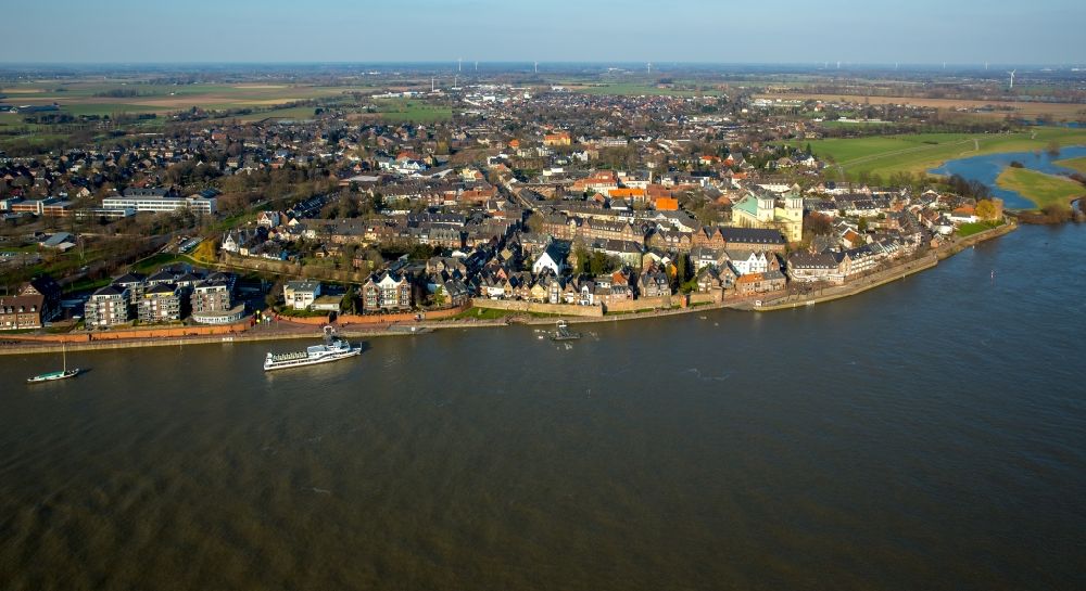 Luftaufnahme Rees - Ortskern am Uferbereich des Rhein - Flußverlaufes in Rees im Bundesland Nordrhein-Westfalen