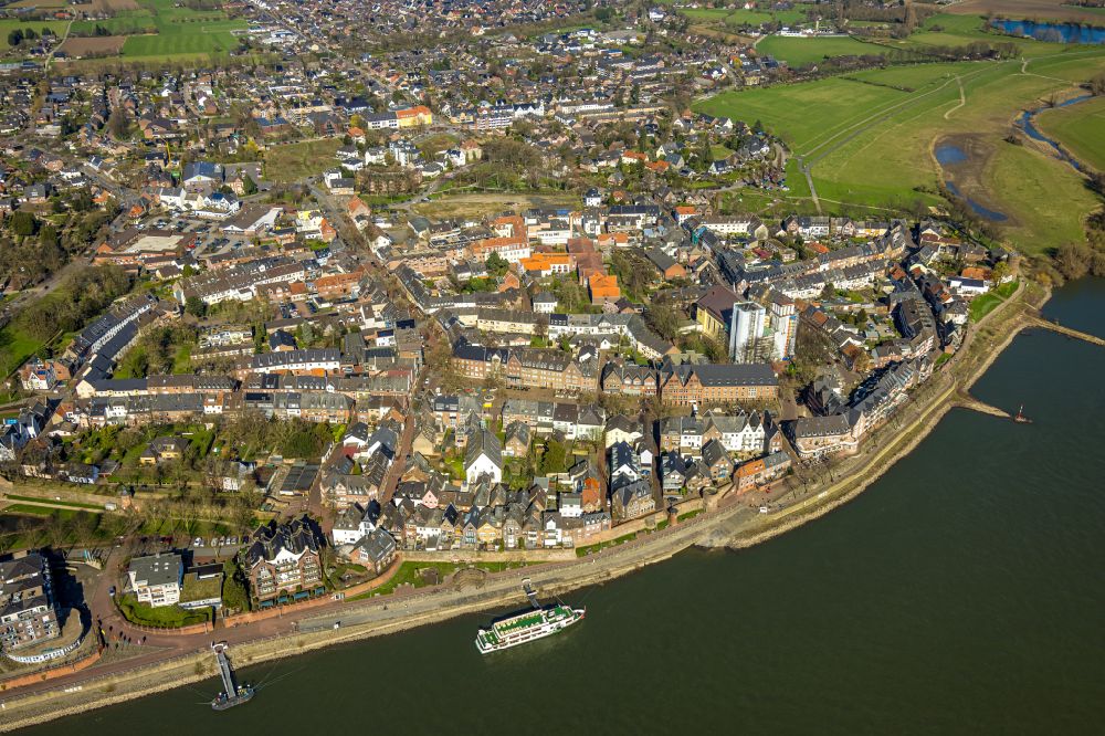 Luftbild Rees - Ortskern am Uferbereich des Rhein in Rees im Bundesland Nordrhein-Westfalen, Deutschland