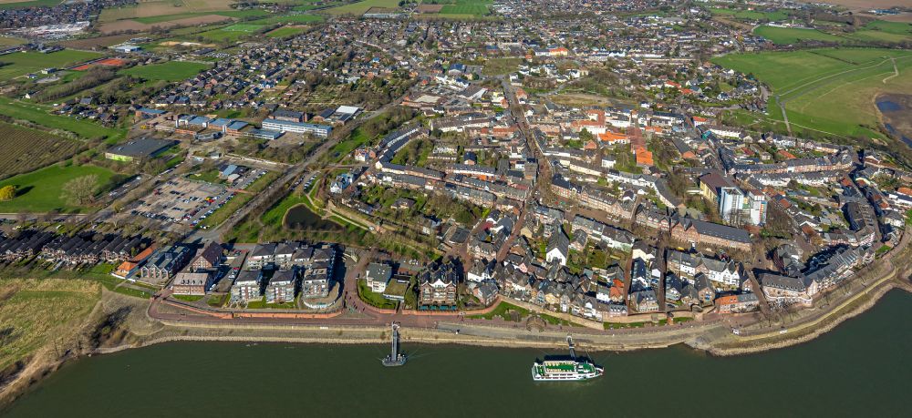 Luftbild Rees - Ortskern am Uferbereich des Rhein in Rees im Bundesland Nordrhein-Westfalen, Deutschland