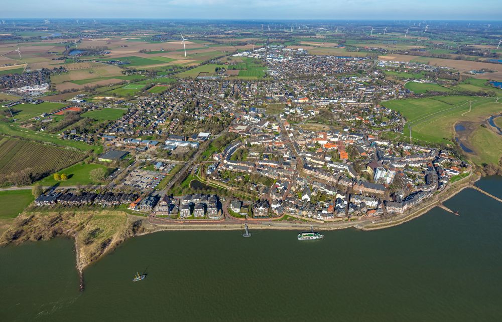 Luftaufnahme Rees - Ortskern am Uferbereich des Rhein in Rees im Bundesland Nordrhein-Westfalen, Deutschland