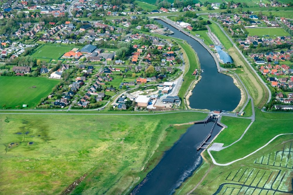 Luftbild Friedrichskoog - Ortskern am Uferbereich des Rugenorter Loch in Friedrichskoog im Bundesland Schleswig-Holstein, Deutschland