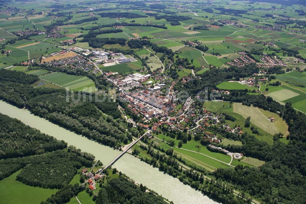 Tittmoning aus der Vogelperspektive: Ortskern am Uferbereich des Salzach - Flußverlaufes in Tittmoning im Bundesland Bayern, Deutschland