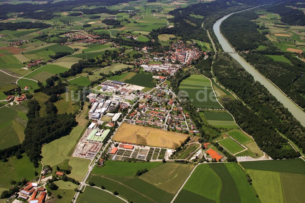 Luftbild Tittmoning - Ortskern am Uferbereich des Salzach - Flußverlaufes in Tittmoning im Bundesland Bayern, Deutschland