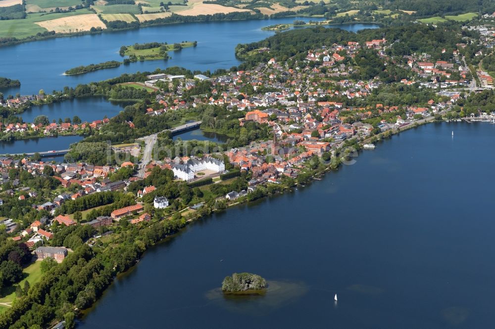 Plön von oben - Ortskern am Uferbereich der Seen- Kette des Plöner Sees in Plön im Bundesland Schleswig-Holstein, Deutschland