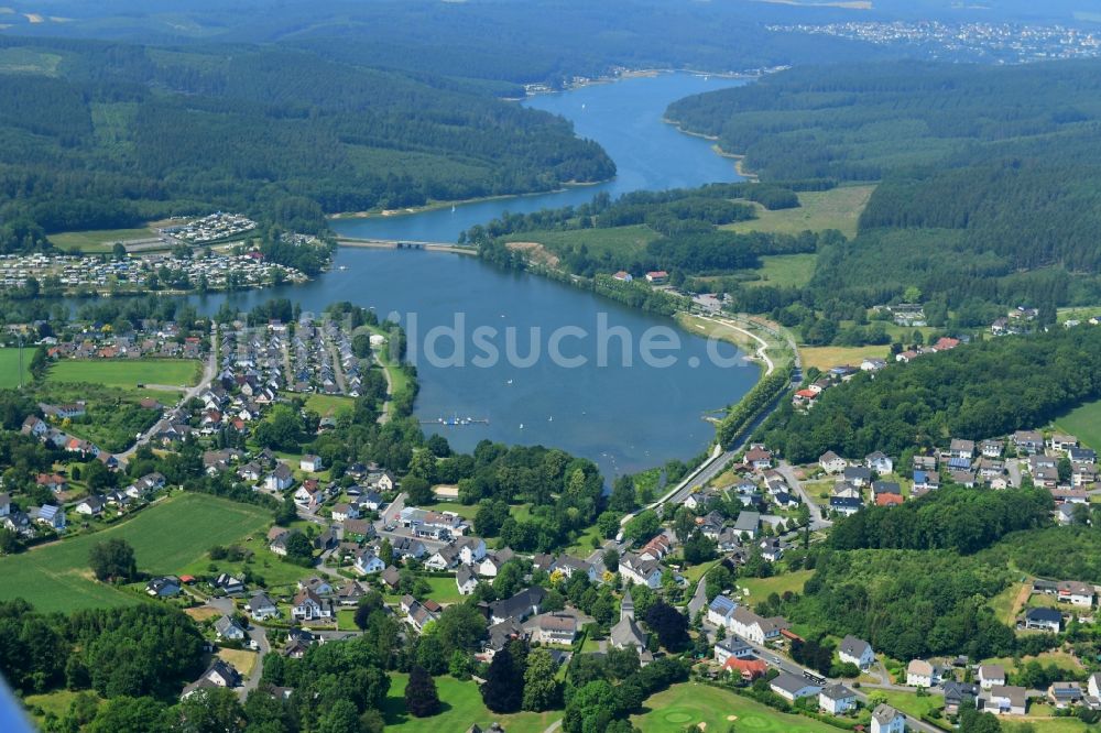 Amecke von oben - Ortskern am Uferbereich der Sorpe in Amecke im Bundesland Nordrhein-Westfalen, Deutschland