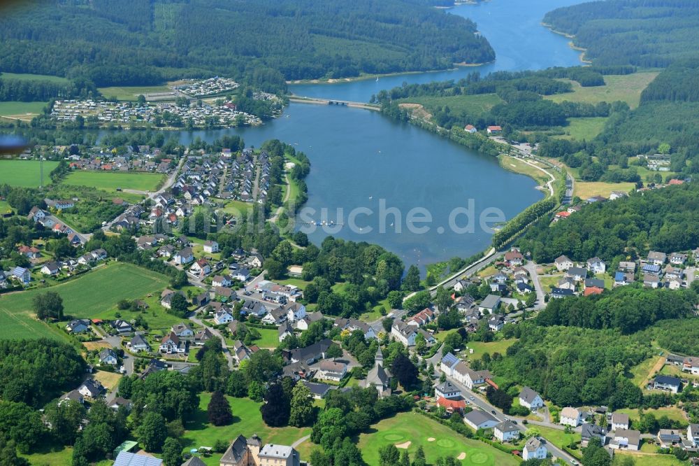 Amecke aus der Vogelperspektive: Ortskern am Uferbereich der Sorpe in Amecke im Bundesland Nordrhein-Westfalen, Deutschland