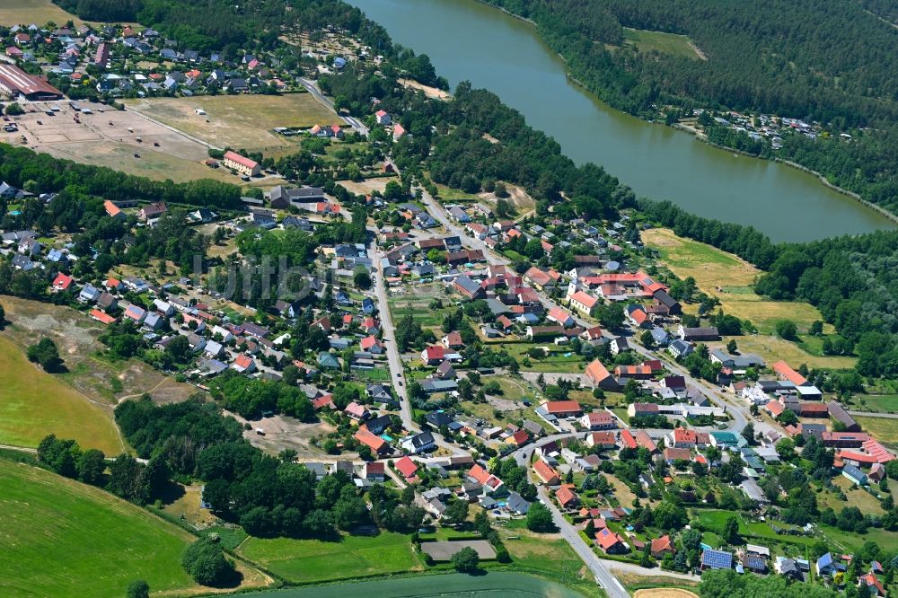 Steckelsdorf von oben - Ortskern am Uferbereich des Steckelsdorfer See in Steckelsdorf im Bundesland Brandenburg, Deutschland