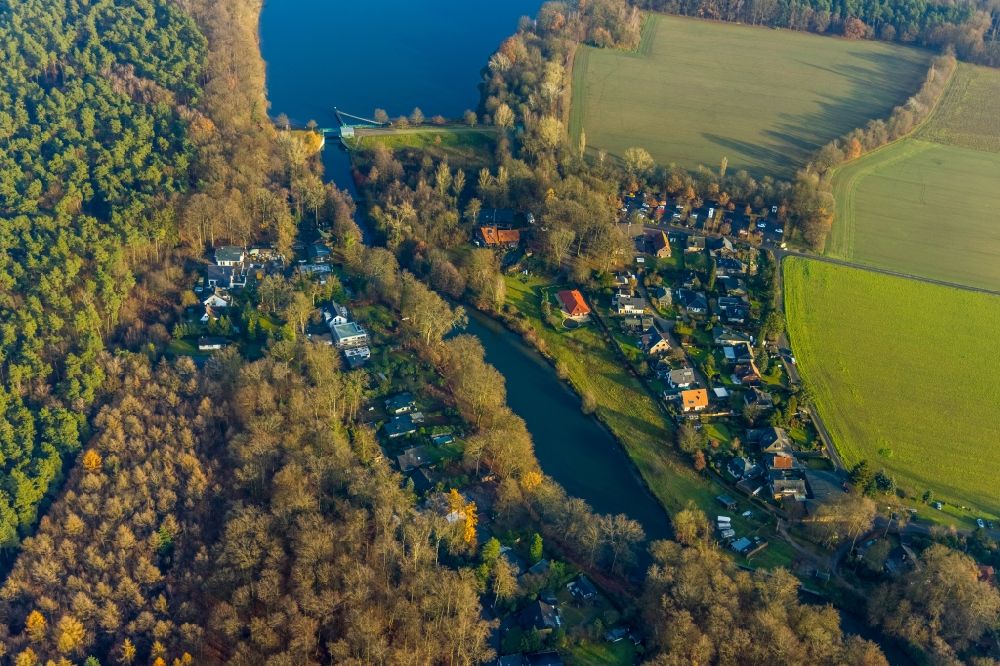 Luftaufnahme Siedlung Overrath - Ortskern am Uferbereich des Stever - Kanalverlaufes in Siedlung Overrath im Bundesland Nordrhein-Westfalen, Deutschland