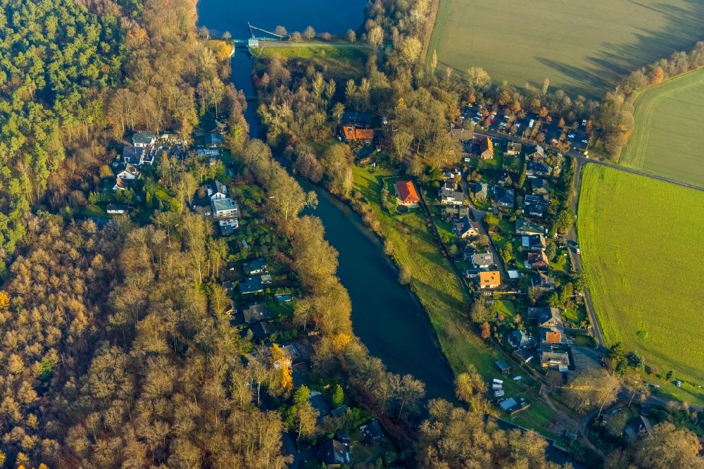 Siedlung Overrath von oben - Ortskern am Uferbereich des Stever - Kanalverlaufes in Siedlung Overrath im Bundesland Nordrhein-Westfalen, Deutschland