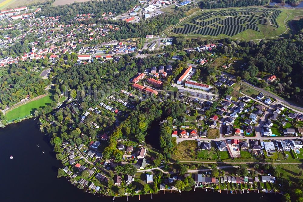 Luftaufnahme Hennickendorf - Ortskern am Uferbereich des Stienitzsee in Hennickendorf im Bundesland Brandenburg, Deutschland