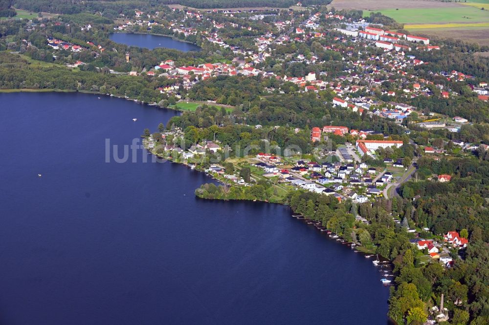 Hennickendorf von oben - Ortskern am Uferbereich des Stienitzsee in Hennickendorf im Bundesland Brandenburg, Deutschland