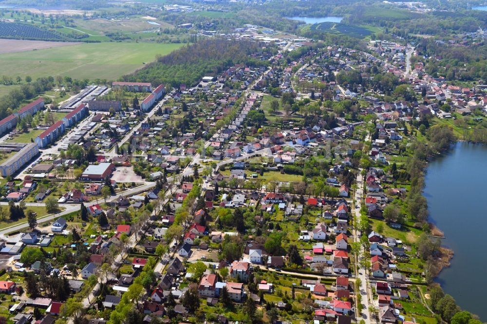 Luftaufnahme Hennickendorf - Ortskern am Uferbereich des Stienitzsee in Hennickendorf im Bundesland Brandenburg, Deutschland