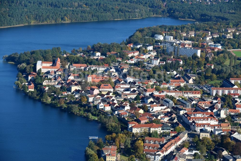 Luftaufnahme Strausberg - Ortskern am Uferbereich des Straussee in Strausberg im Bundesland Brandenburg, Deutschland