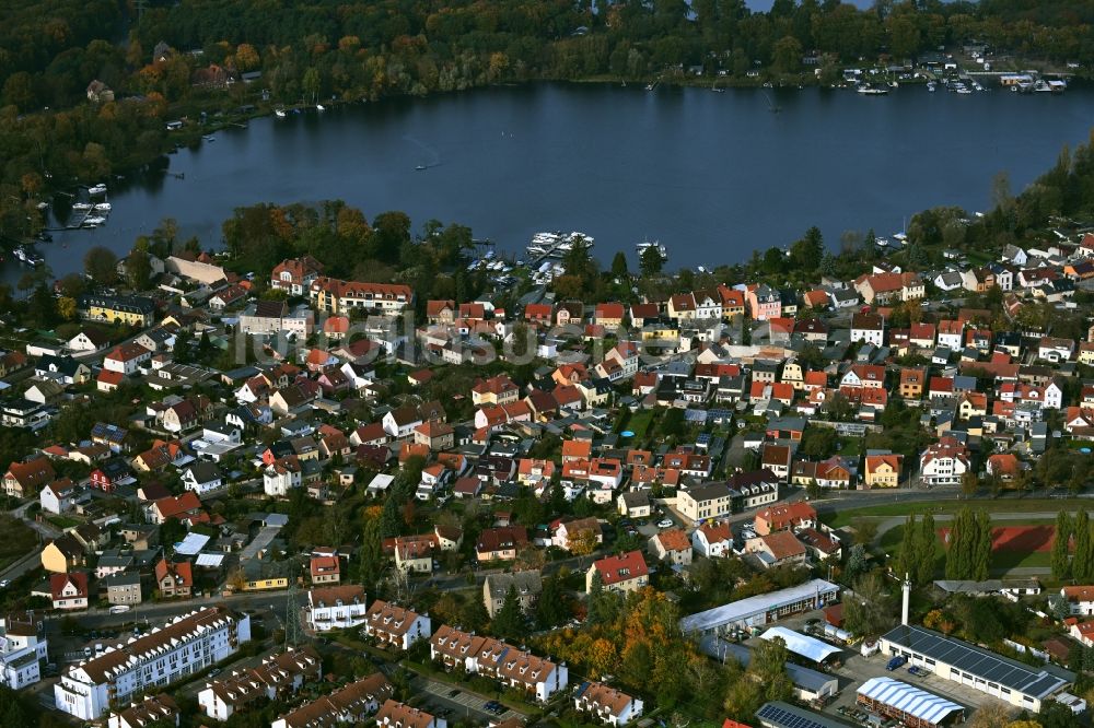 Luftaufnahme Caputh - Ortskern am Uferbereich Templiner See in Caputh im Bundesland Brandenburg, Deutschland