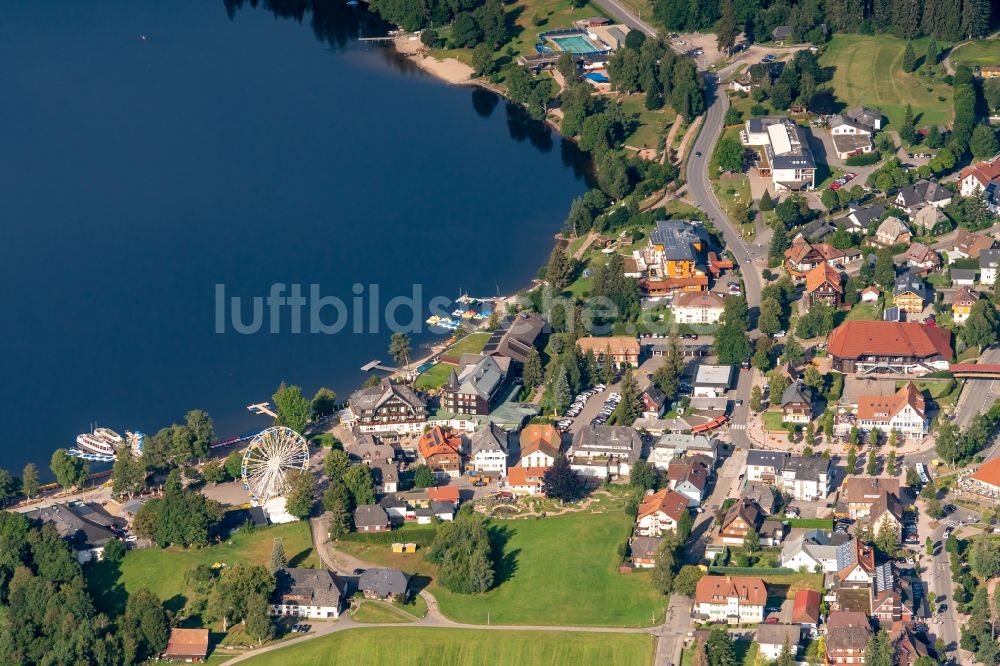 Luftbild Titisee-Neustadt - Ortskern am Uferbereich des Titisee Schwarzwald in Titisee-Neustadt im Bundesland Baden-Württemberg, Deutschland