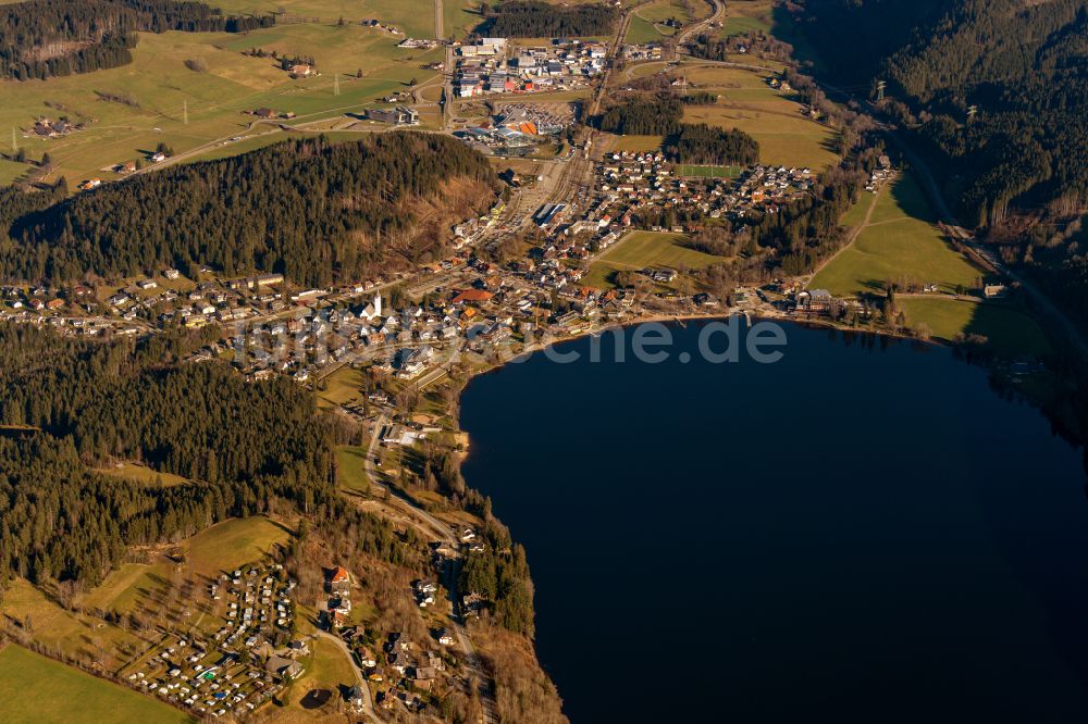 Luftaufnahme Titisee-Neustadt - Ortskern am Uferbereich in Titisse Ferienort im Südschwarzwald in Titisee-Neustadt im Bundesland Baden-Württemberg, Deutschland