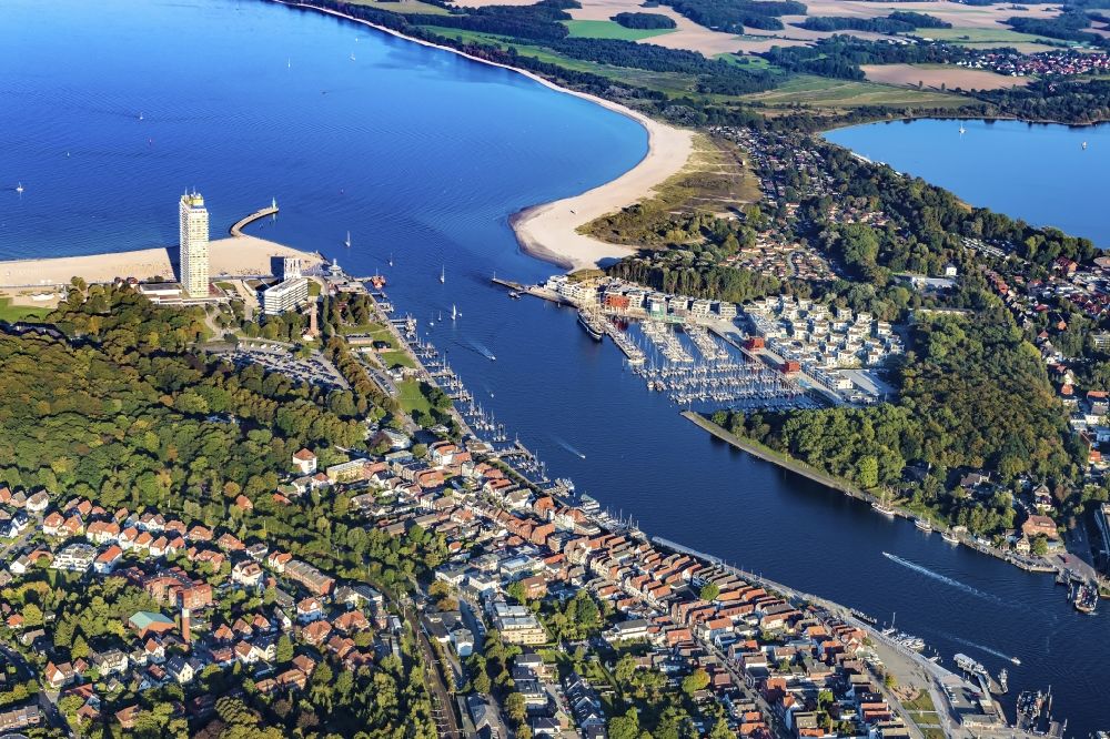 Luftbild Alt Travemünde - Ortskern am Uferbereich des Trave - Flußverlaufes in Alt Travemünde im Bundesland Schleswig-Holstein, Deutschland