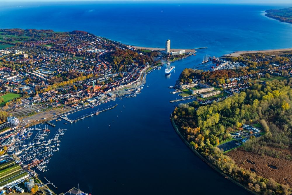 Luftaufnahme Lübeck - Ortskern am Uferbereich des Trave - Flußverlaufes in Alt Travemünde im Bundesland Schleswig-Holstein, Deutschland