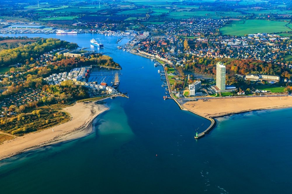 Lübeck von oben - Ortskern am Uferbereich des Trave - Flußverlaufes in Alt Travemünde im Bundesland Schleswig-Holstein, Deutschland