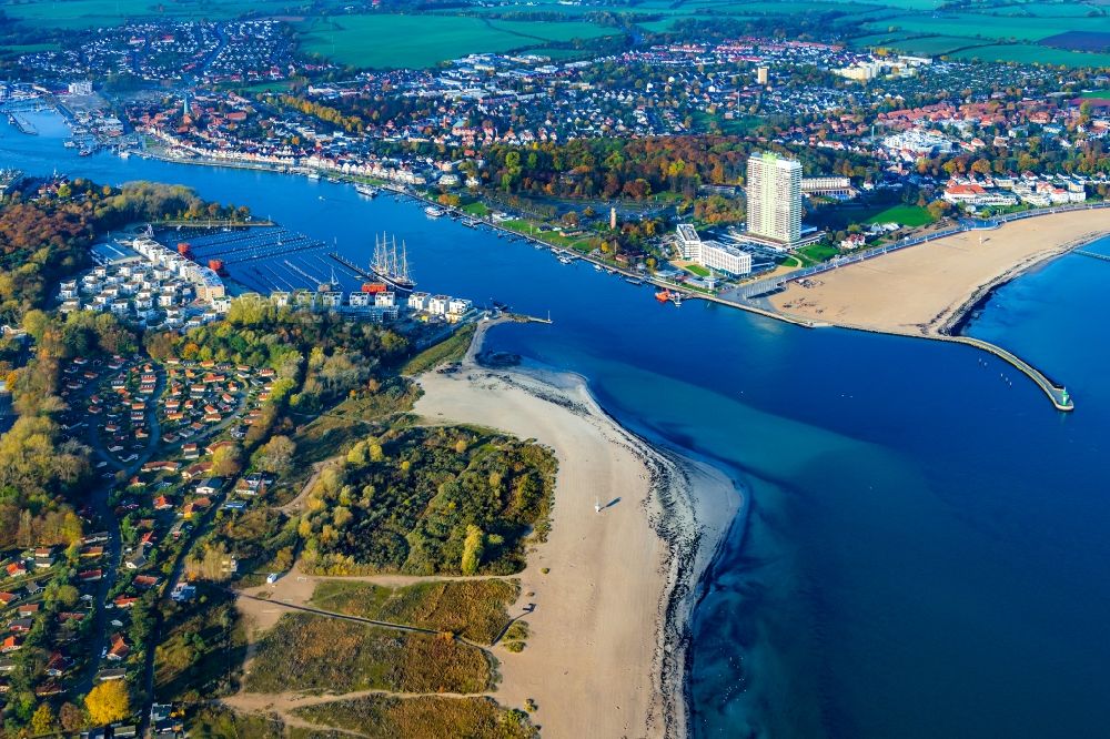 Lübeck aus der Vogelperspektive: Ortskern am Uferbereich des Trave - Flußverlaufes in Alt Travemünde im Bundesland Schleswig-Holstein, Deutschland