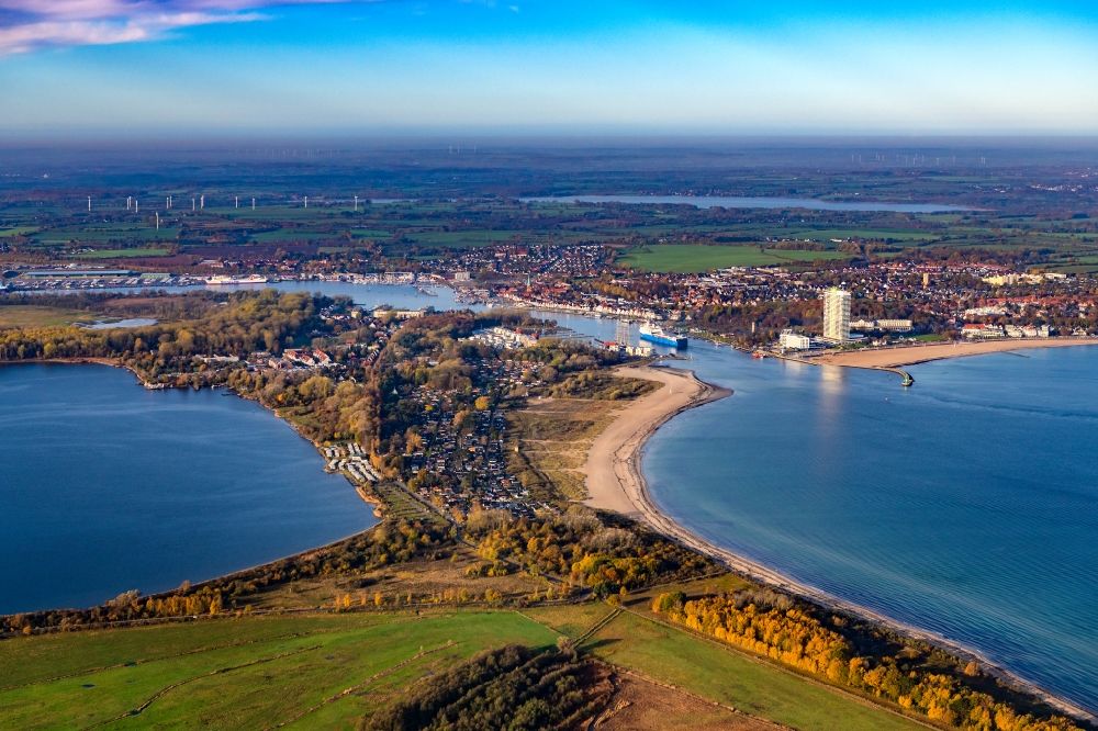 Luftbild Lübeck - Ortskern am Uferbereich des Trave - Flußverlaufes in Alt Travemünde im Bundesland Schleswig-Holstein, Deutschland