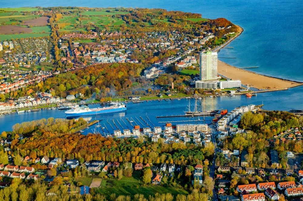 Lübeck von oben - Ortskern am Uferbereich des Trave - Flußverlaufes in Alt Travemünde im Bundesland Schleswig-Holstein, Deutschland