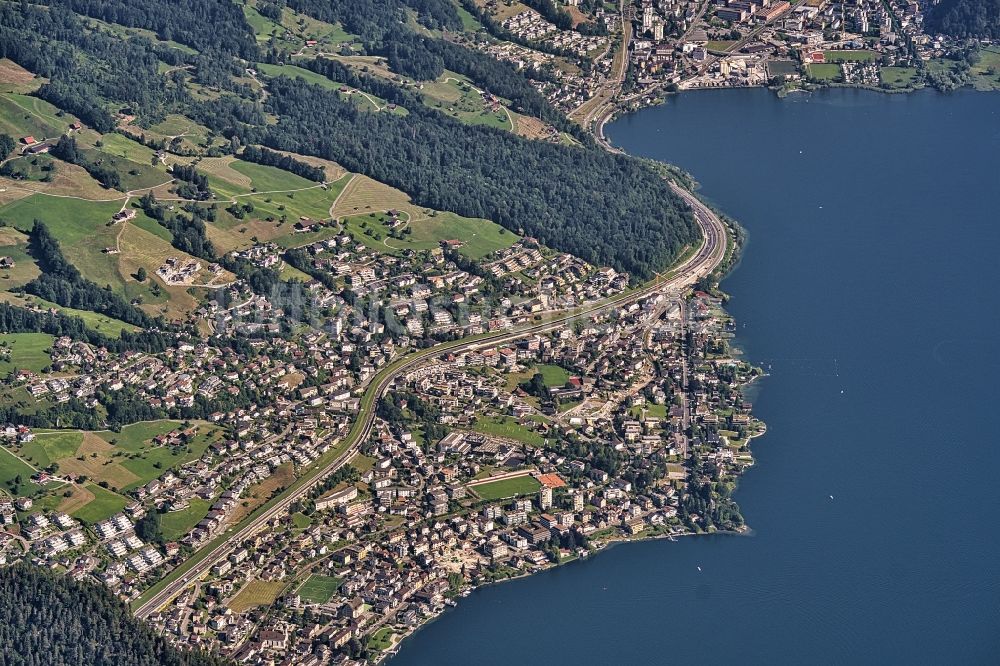 Hergiswil von oben - Ortskern am Uferbereich des Vierwaldstättersee in Hergiswil im Kanton Nidwalden, Schweiz