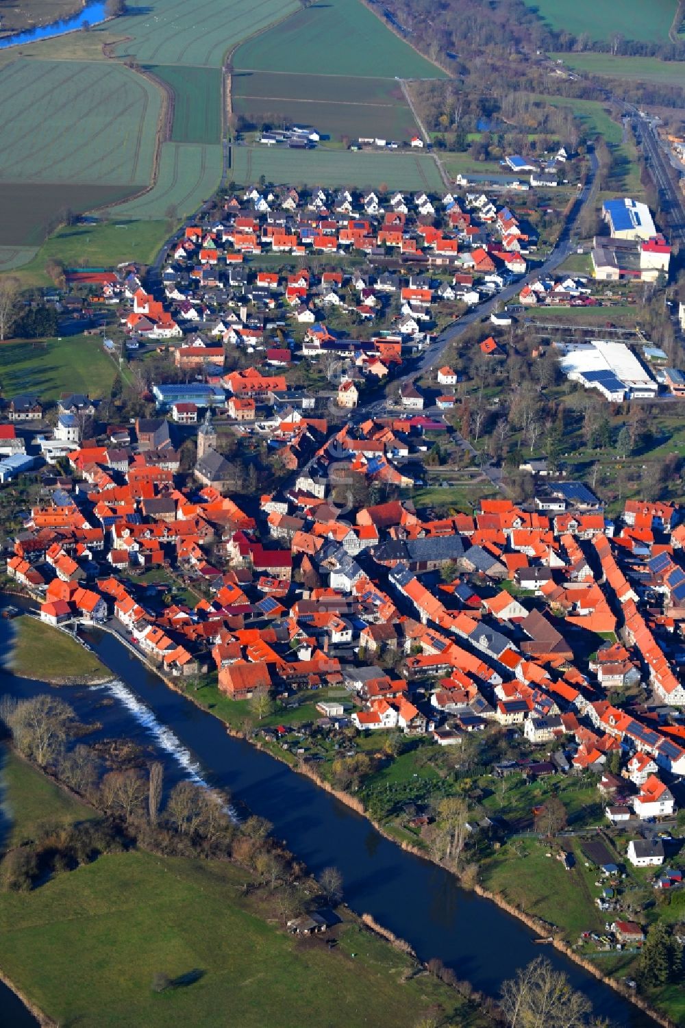 Luftaufnahme Hedemünden - Ortskern am Uferbereich des Werra - Flußverlaufes in Hedemünden im Bundesland Niedersachsen, Deutschland