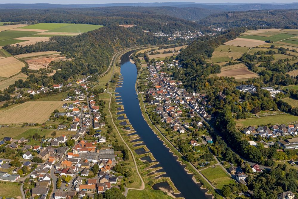 Herstelle von oben - Ortskern am Uferbereich des Weser - Flußverlaufes in Herstelle im Bundesland Nordrhein-Westfalen, Deutschland