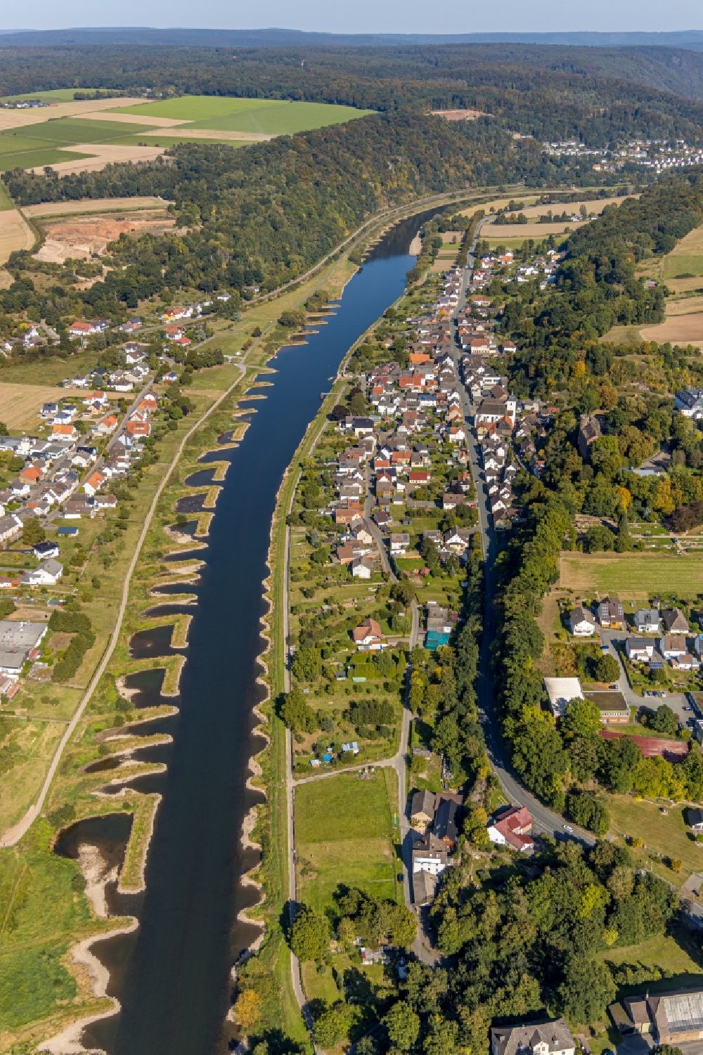 Herstelle aus der Vogelperspektive: Ortskern am Uferbereich des Weser - Flußverlaufes in Herstelle im Bundesland Nordrhein-Westfalen, Deutschland
