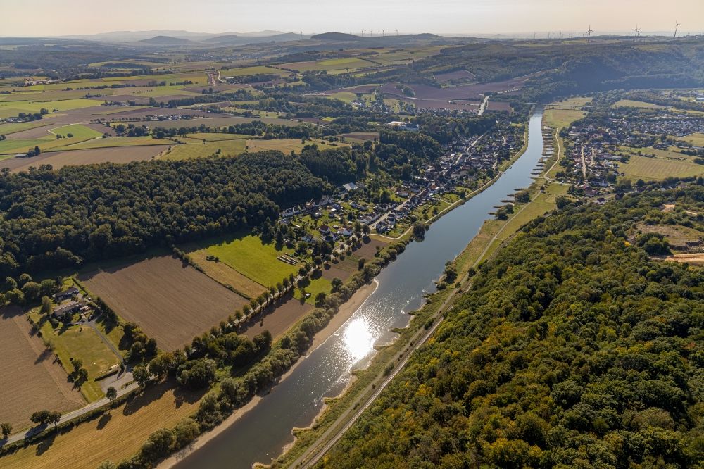 Herstelle von oben - Ortskern am Uferbereich des Weser - Flußverlaufes in Herstelle im Bundesland Nordrhein-Westfalen, Deutschland