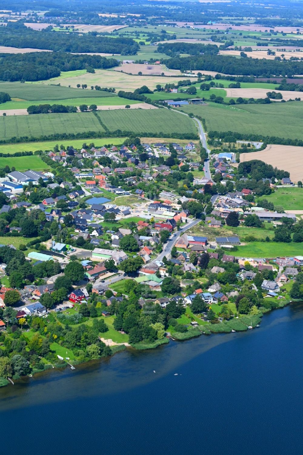 Luftaufnahme Groß Wittensee - Ortskern am Uferbereich des Wittensee in Groß Wittensee im Bundesland Schleswig-Holstein, Deutschland