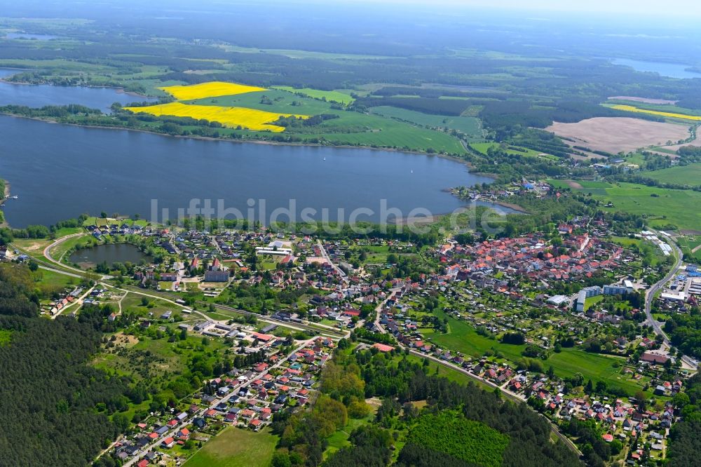 Wesenberg von oben - Ortskern am Uferbereich des Woblitzsee in Wesenberg im Bundesland Mecklenburg-Vorpommern, Deutschland