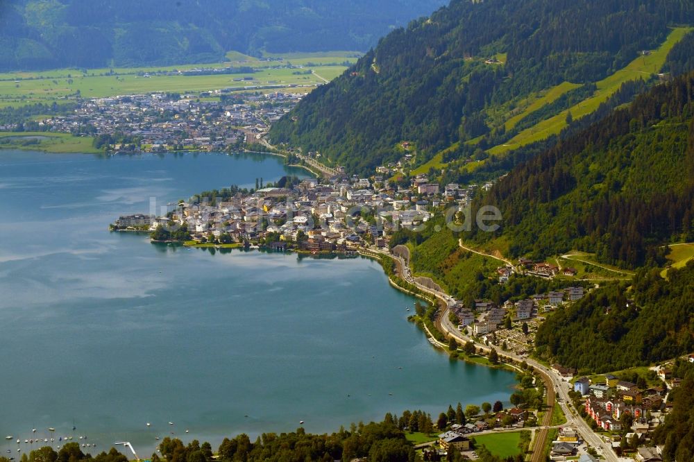 Luftaufnahme Zell am See - Ortskern am Uferbereich des Zeller See in Zell am See in Salzburg, Österreich
