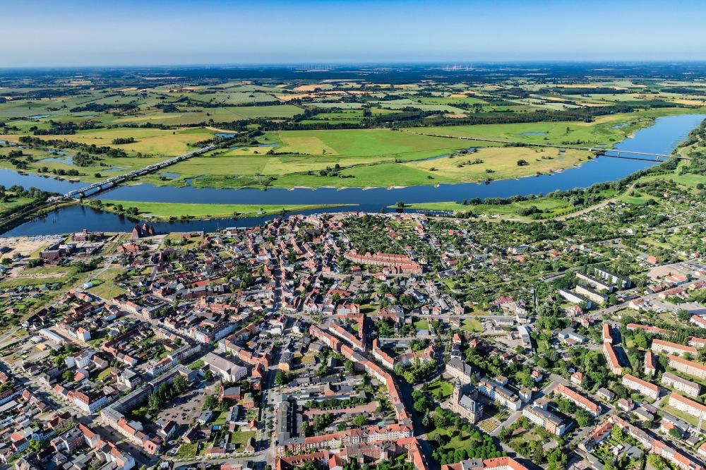 Luftaufnahme Wittenberge - Ortskern Wittenberge am Uferbereich der Elbe im Bundesland Brandenburg, Deutschland