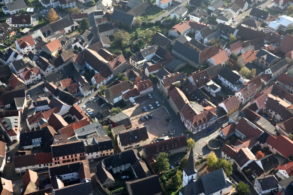 Essenheim von oben - Ortsmitte von Essenheim im Bundesland Rheinland-Pfalz