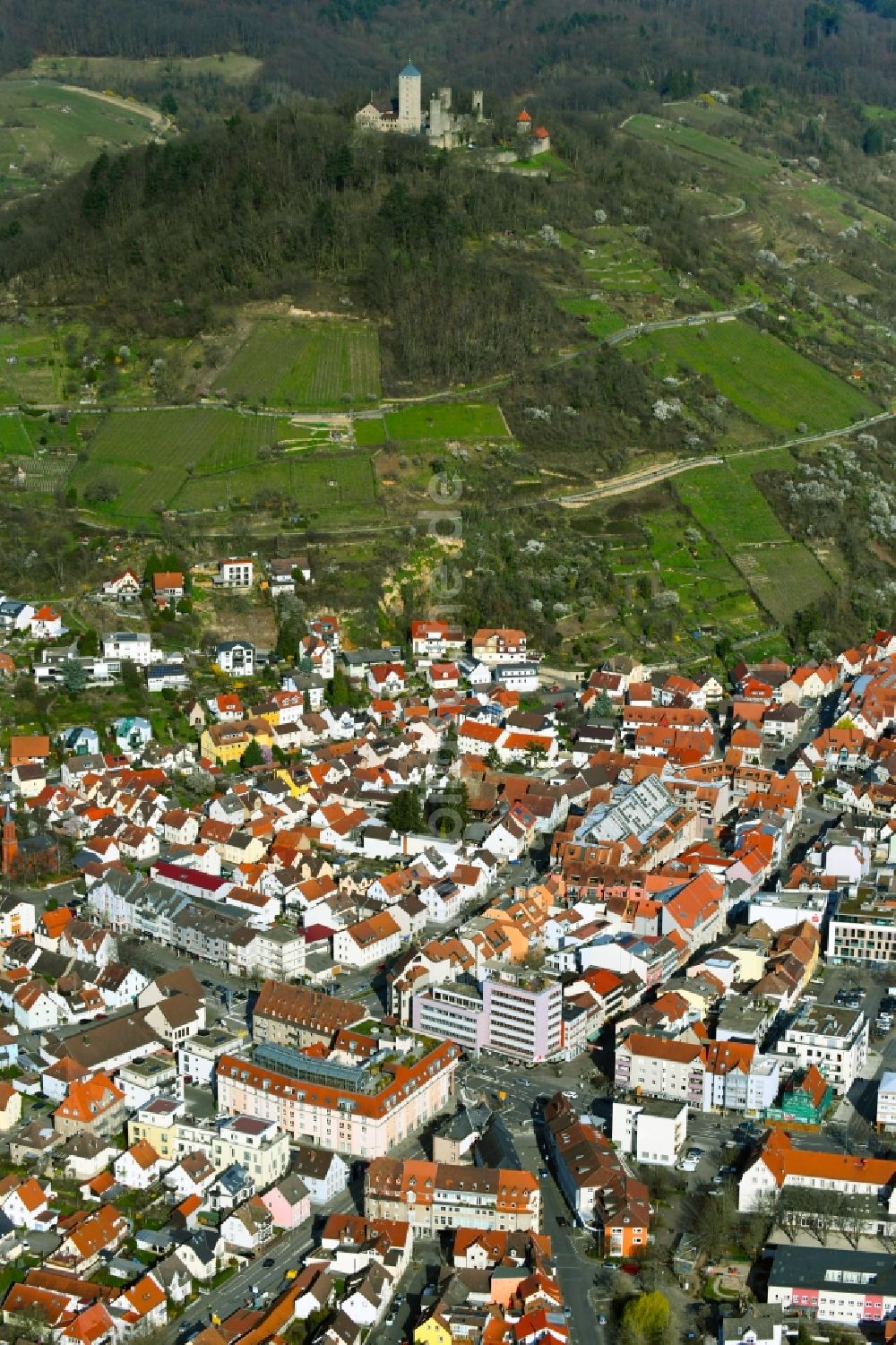 Luftaufnahme Heppenheim (Bergstraße) - Ortsteil- Ansicht mit Burganlage Starkenburg in Heppenheim (Bergstraße) im Bundesland Hessen, Deutschland