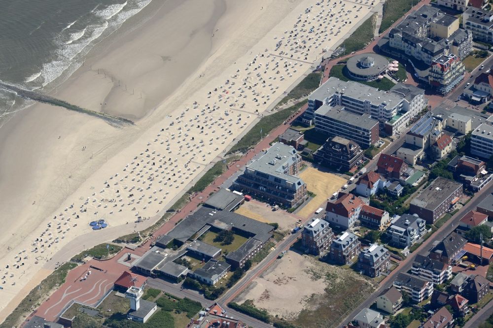 Luftaufnahme Wangerooge - Ortsteilansicht des Hauptstrandes entlang der Strandpromenade von Wangerooge auf der gleichnamigen Insel im Wattenmeer in der Nordsee im Bundesland Niedersachsen