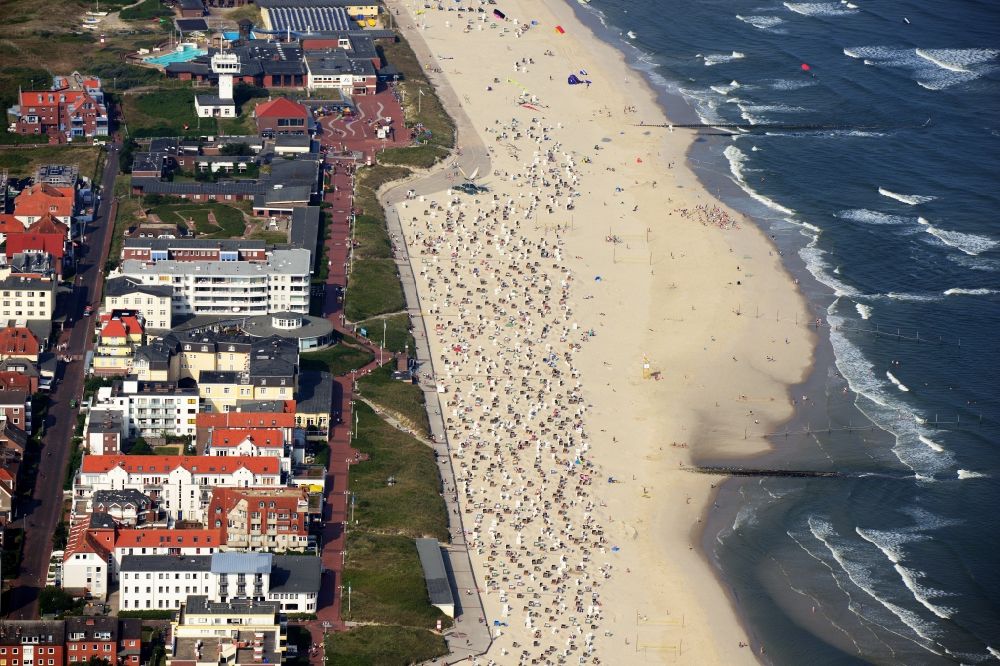 Luftbild Wangerooge - Ortsteilansicht des Hauptstrandes entlang der Strandpromenade von Wangerooge auf der gleichnamigen Insel im Wattenmeer in der Nordsee im Bundesland Niedersachsen