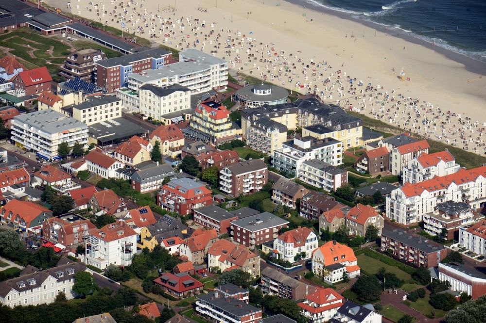 Wangerooge von oben - Ortsteilansicht des Hauptstrandes entlang der Strandpromenade von Wangerooge auf der gleichnamigen Insel im Wattenmeer in der Nordsee im Bundesland Niedersachsen