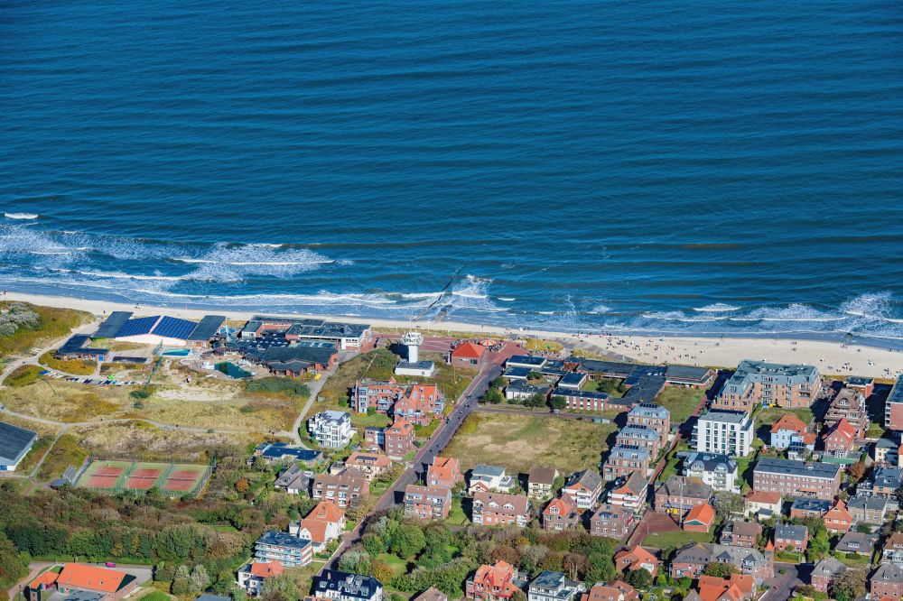 Luftbild Wangerooge - Ortsteilansicht des Hauptstrandes entlang der Strandpromenade von Wangerooge auf der gleichnamigen Insel im Wattenmeer in der Nordsee im Bundesland Niedersachsen