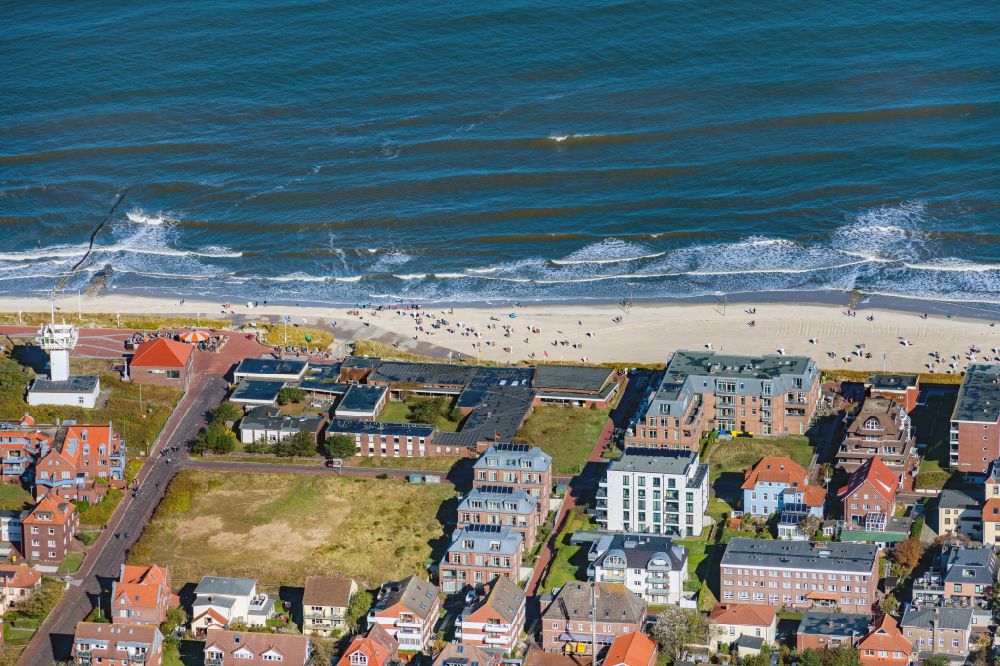 Luftaufnahme Wangerooge - Ortsteilansicht des Hauptstrandes entlang der Strandpromenade von Wangerooge auf der gleichnamigen Insel im Wattenmeer in der Nordsee im Bundesland Niedersachsen