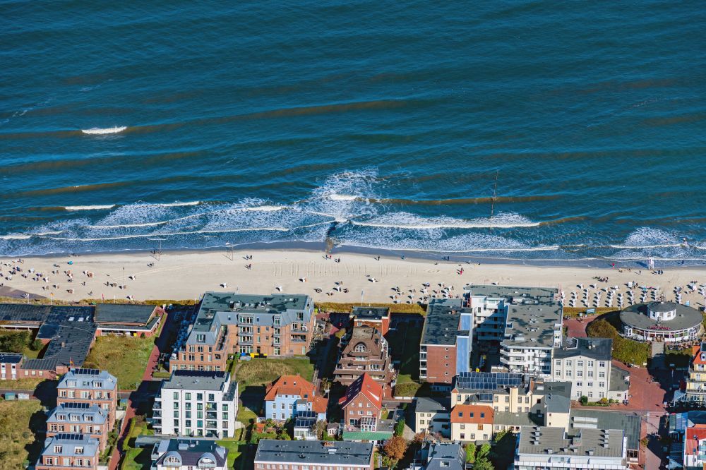 Wangerooge von oben - Ortsteilansicht des Hauptstrandes entlang der Strandpromenade von Wangerooge auf der gleichnamigen Insel im Wattenmeer in der Nordsee im Bundesland Niedersachsen