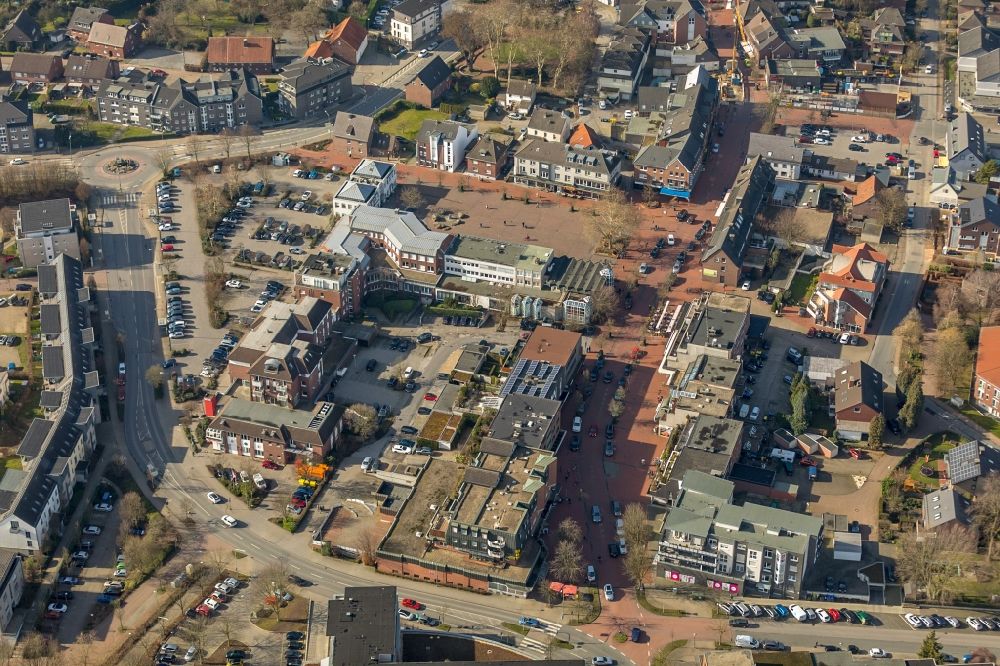 Luftaufnahme Kirchhellen - Ortsteilansicht am Johann-Breuker-Platz mit Läden und Geschäftshäusern in der Ortsmitte von Kirchhellen im Bundesland Nordrhein-Westfalen