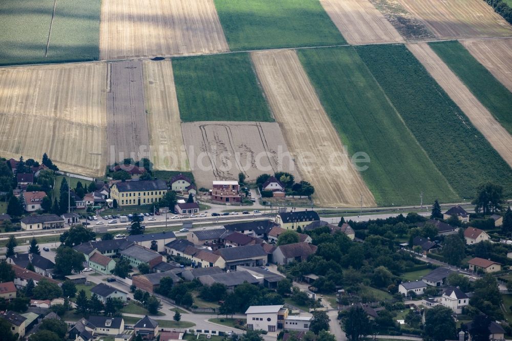 Luftbild Maria Ellend - Ortsteilansicht des Südens von Maria Ellend mit landwirtschaftlichen Feldern in Niederösterreich, Österreich
