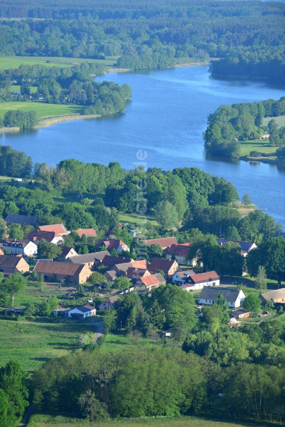 Vielitzsee von oben - Ortsteilansicht von Vielitz und des Vielitzsees in der Gemeinde Vielitz im Bundesland Brandenburg