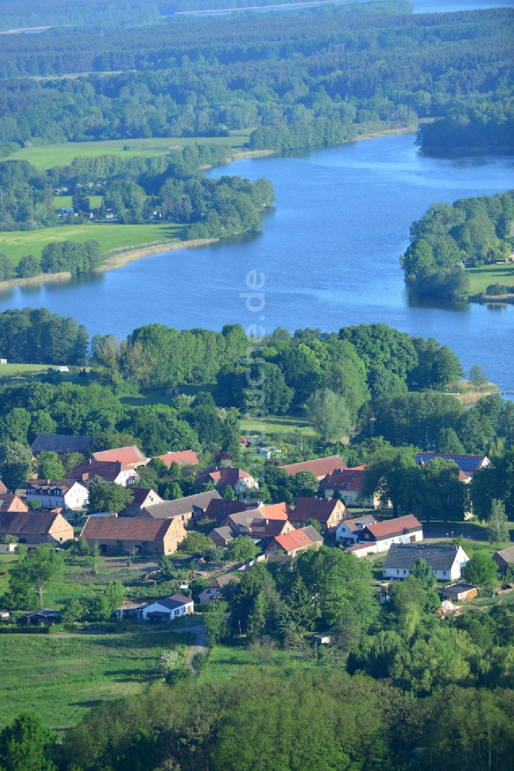 Vielitzsee aus der Vogelperspektive: Ortsteilansicht von Vielitz und des Vielitzsees in der Gemeinde Vielitz im Bundesland Brandenburg